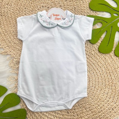 Body Branco com Gola Bordada Flores Verde Escuro e Planta Verde - Manga Curta